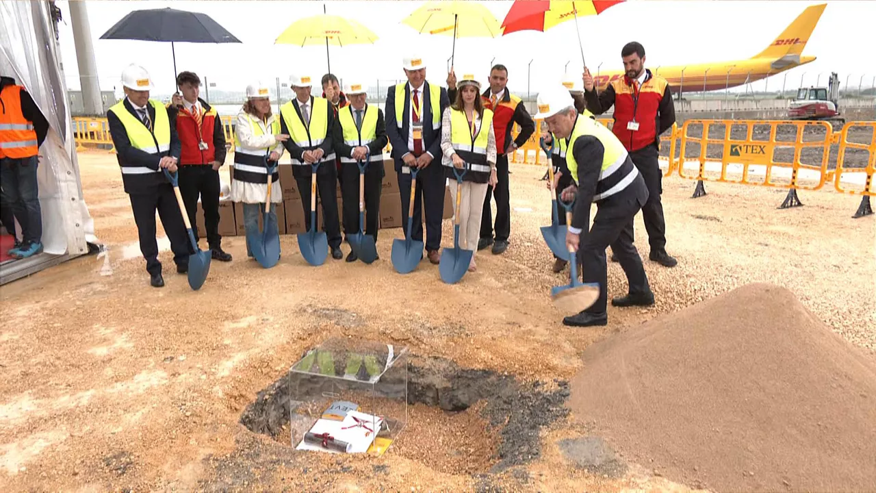 DHL Express pone la primera piedra de su futuro hangar de mantenimiento en el aeropuerto de Vitoria-Gasteiz