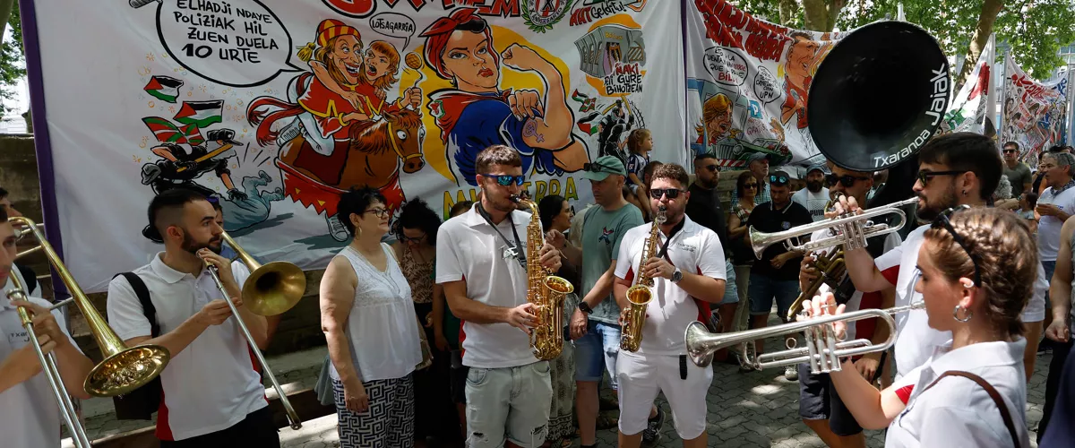 PAMPLONA, 27/06/2026.- La Federación de Peñas de Pamplona ha manifestado este sábado su "más firme condena" ante cualquier agresión sexista que pueda producirse en los próximos Sanfermines, que comenzarán el 6 de julio. Lo ha hecho en una concentración organizada con motivo del Día de las peñas de Pamplona. "Desde la Federación de Peñas de Pamplona queremos mostrar nuestra más firme condena ante cualquier agresión sexista que pueda producirse durante estos Sanfermines". Los Sanfermines "deben ser un espacio de encuentro, alegría, convivencia y libertad".EFE/ Jesús Diges
