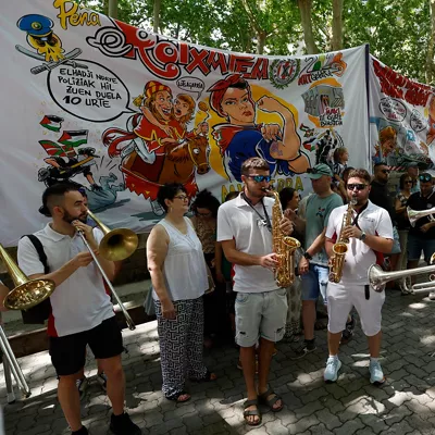 PAMPLONA, 27/06/2026.- La Federación de Peñas de Pamplona ha manifestado este sábado su "más firme condena" ante cualquier agresión sexista que pueda producirse en los próximos Sanfermines, que comenzarán el 6 de julio. Lo ha hecho en una concentración organizada con motivo del Día de las peñas de Pamplona. "Desde la Federación de Peñas de Pamplona queremos mostrar nuestra más firme condena ante cualquier agresión sexista que pueda producirse durante estos Sanfermines". Los Sanfermines "deben ser un espacio de encuentro, alegría, convivencia y libertad".EFE/ Jesús Diges
