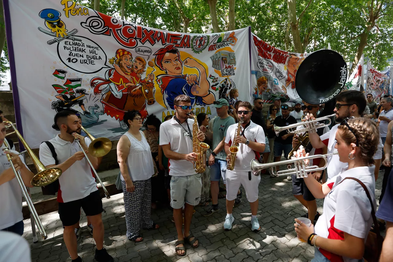 PAMPLONA, 27/06/2026.- La Federación de Peñas de Pamplona ha manifestado este sábado su "más firme condena" ante cualquier agresión sexista que pueda producirse en los próximos Sanfermines, que comenzarán el 6 de julio. Lo ha hecho en una concentración organizada con motivo del Día de las peñas de Pamplona. "Desde la Federación de Peñas de Pamplona queremos mostrar nuestra más firme condena ante cualquier agresión sexista que pueda producirse durante estos Sanfermines". Los Sanfermines "deben ser un espacio de encuentro, alegría, convivencia y libertad".EFE/ Jesús Diges
