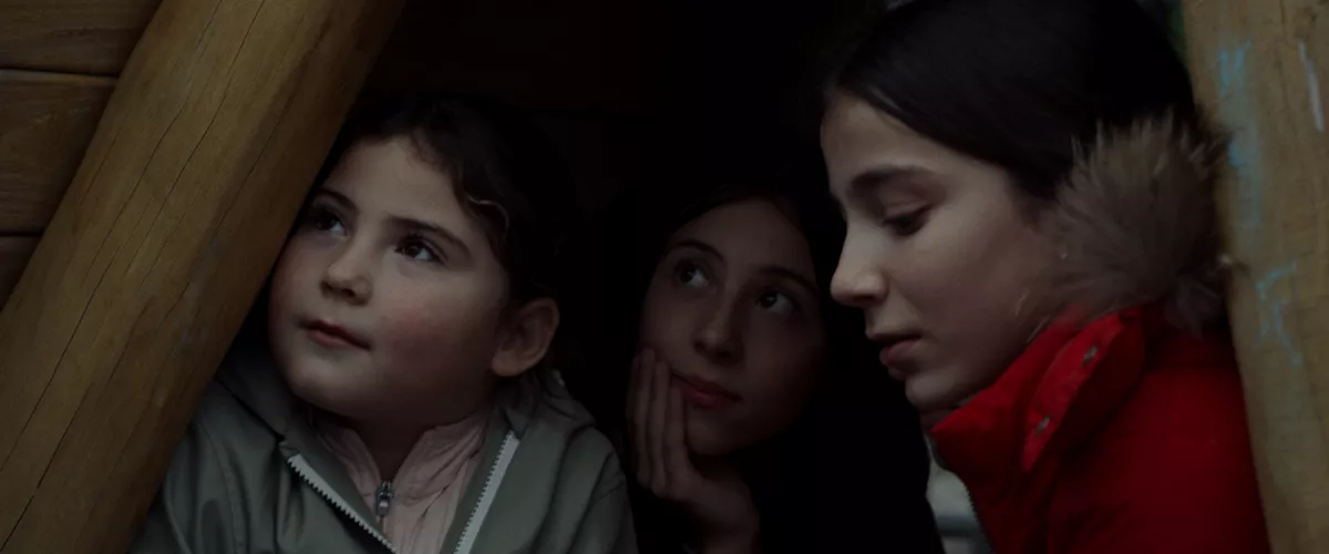 "Dicen que tu padre" (Aitor Abio) 15 min. Fikzioa. Aita aipatu nahi ez duen eskandalu batean murgiltzen denean, Izaro ahizpa txikia babesten saiatuko da.     