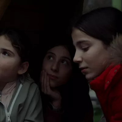 "Dicen que tu padre" (Aitor Abio) 15 min. Fikzioa. Aita aipatu nahi ez duen eskandalu batean murgiltzen denean, Izaro ahizpa txikia babesten saiatuko da.     