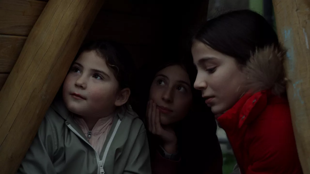"Dicen que tu padre" (Aitor Abio) 15 min. Fikzioa. Aita aipatu nahi ez duen eskandalu batean murgiltzen denean, Izaro ahizpa txikia babesten saiatuko da.     