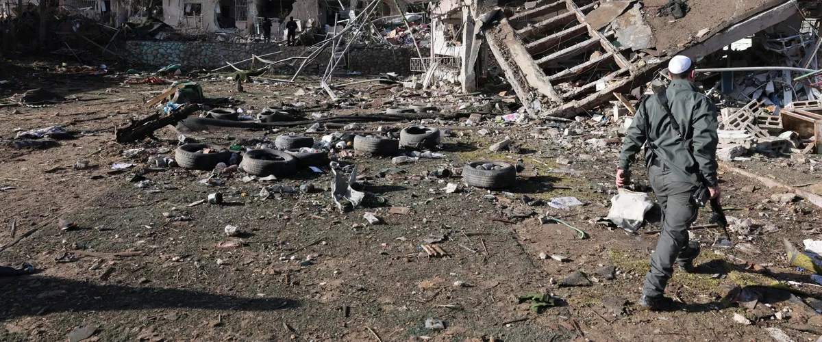 Dimona (Israel), 22/03/2026.- Police work at the scene of a direct hit of an Iranian missile in a residential neighborhood in Dimona, Israel, 22 March 2026. According to a Magen David Adom (MDA) ambulance service spokesperson, 60 people were treated at the scene and transferred to hospitals. Among them are 12-year-old boy who was seriously injured and a young man in his 20s who was moderately injured. EFE/EPA/ABIR SULTAN
