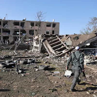 Dimona (Israel), 22/03/2026.- Police work at the scene of a direct hit of an Iranian missile in a residential neighborhood in Dimona, Israel, 22 March 2026. According to a Magen David Adom (MDA) ambulance service spokesperson, 60 people were treated at the scene and transferred to hospitals. Among them are 12-year-old boy who was seriously injured and a young man in his 20s who was moderately injured. EFE/EPA/ABIR SULTAN

