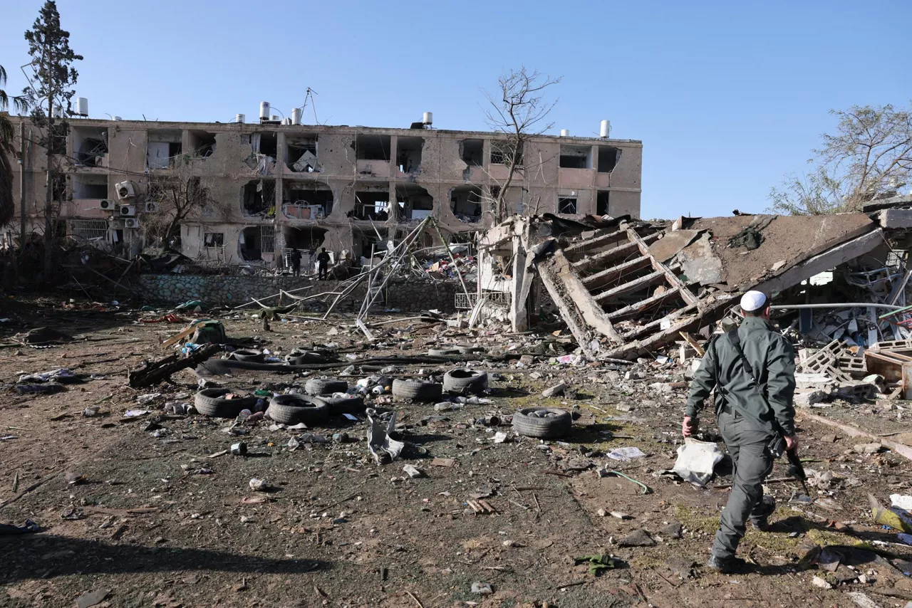Dimona (Israel), 22/03/2026.- Police work at the scene of a direct hit of an Iranian missile in a residential neighborhood in Dimona, Israel, 22 March 2026. According to a Magen David Adom (MDA) ambulance service spokesperson, 60 people were treated at the scene and transferred to hospitals. Among them are 12-year-old boy who was seriously injured and a young man in his 20s who was moderately injured. EFE/EPA/ABIR SULTAN
