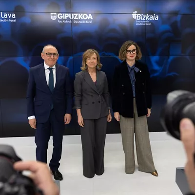 SAN SEBASTIÁN, 01/04/2026.- Los diputados generales de Gipuzkoa, Bizkaia y Álava, Eider Mendoza (c), Elixabete Etxanobe y Ramiro González, respectivamente, han anunciado este miércoles en San Sebastián una serie de "medidas anticrisis" consensuadas entre las tres diputaciones vascas para paliar las consecuencias económicas de la guerra en Irán. EFE/Javier Etxezarreta
