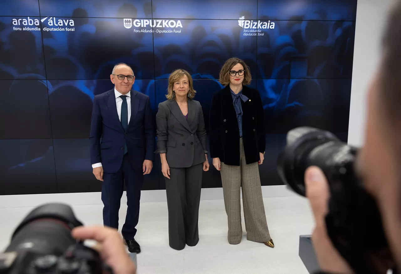 SAN SEBASTIÁN, 01/04/2026.- Los diputados generales de Gipuzkoa, Bizkaia y Álava, Eider Mendoza (c), Elixabete Etxanobe y Ramiro González, respectivamente, han anunciado este miércoles en San Sebastián una serie de "medidas anticrisis" consensuadas entre las tres diputaciones vascas para paliar las consecuencias económicas de la guerra en Irán. EFE/Javier Etxezarreta
