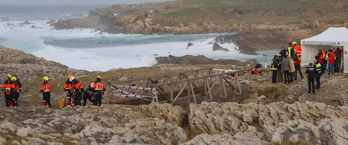 FOTODELDÍA - SANTANDER, 03/03/2026.- Al menos tres personas han fallecido y otras tres continúan desaparecidas tras caerse al mar, entre acantilados, por la rotura de una de las pasarelas peatonales de madera que hay en la zona del Bocal, en Santander. Según han informado fuentes de la Delegación del Gobierno en Cantabria, por la pasarela andaban, a la hora en la que se rompió, sobre las 16:30 horas, siete personas, todos ellos adultos jóvenes. EFE/Celia Agüero Pereda
