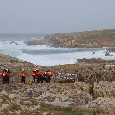 FOTODELDÍA - SANTANDER, 03/03/2026.- Al menos tres personas han fallecido y otras tres continúan desaparecidas tras caerse al mar, entre acantilados, por la rotura de una de las pasarelas peatonales de madera que hay en la zona del Bocal, en Santander. Según han informado fuentes de la Delegación del Gobierno en Cantabria, por la pasarela andaban, a la hora en la que se rompió, sobre las 16:30 horas, siete personas, todos ellos adultos jóvenes. EFE/Celia Agüero Pereda

