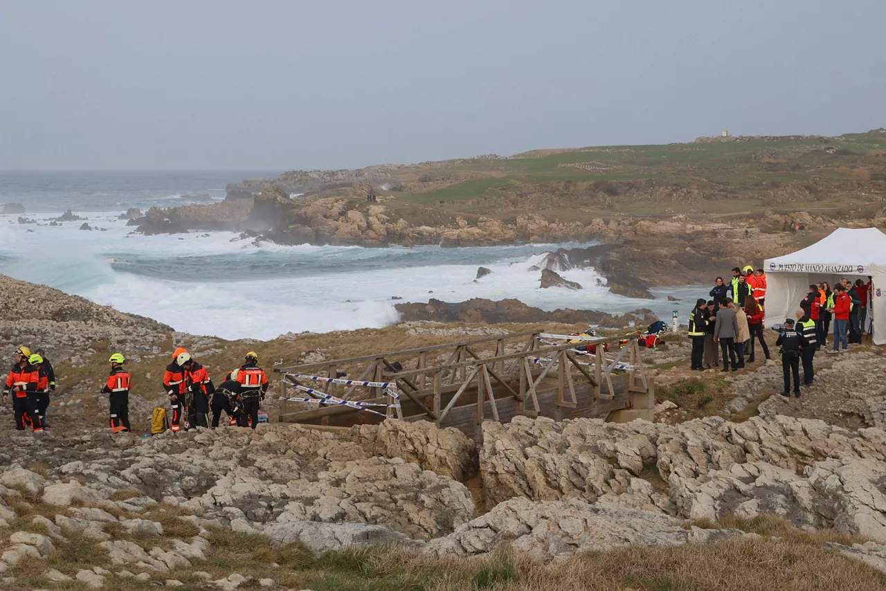 FOTODELDÍA - SANTANDER, 03/03/2026.- Al menos tres personas han fallecido y otras tres continúan desaparecidas tras caerse al mar, entre acantilados, por la rotura de una de las pasarelas peatonales de madera que hay en la zona del Bocal, en Santander. Según han informado fuentes de la Delegación del Gobierno en Cantabria, por la pasarela andaban, a la hora en la que se rompió, sobre las 16:30 horas, siete personas, todos ellos adultos jóvenes. EFE/Celia Agüero Pereda
