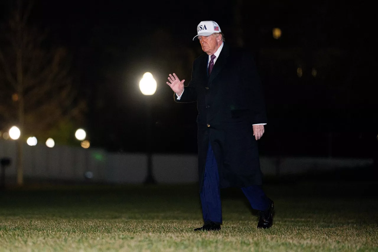 WASHINGOTN (United States), 12/01/2026.- US President Donald Trump walks on the South Lawn of the White House after arriving on Marine One in Washington, DC, USA, 11 January 2026. EFE/EPA/AARON SCHWARTZ / POOL
