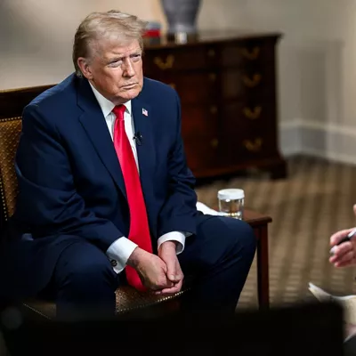 AME3526. WASHINGTON (ESTADOS UNIDOS), 08/01/2026.- Fotografía difundida en la cuenta en X @WhiteHouse de La Casa Blanca del presidente de EE.UU., Donald Trump, durante una entrevista con el periodista Sean Hannity este jueves, en Washington (EE.UU.). EFE/ @WhiteHouse /SOLO USO EDITORIAL/ SOLO DISPONIBLE PARA ILUSTRAR LA NOTICIA QUE ACOMPAÑA (CRÉDITO OBLIGATORIO)
