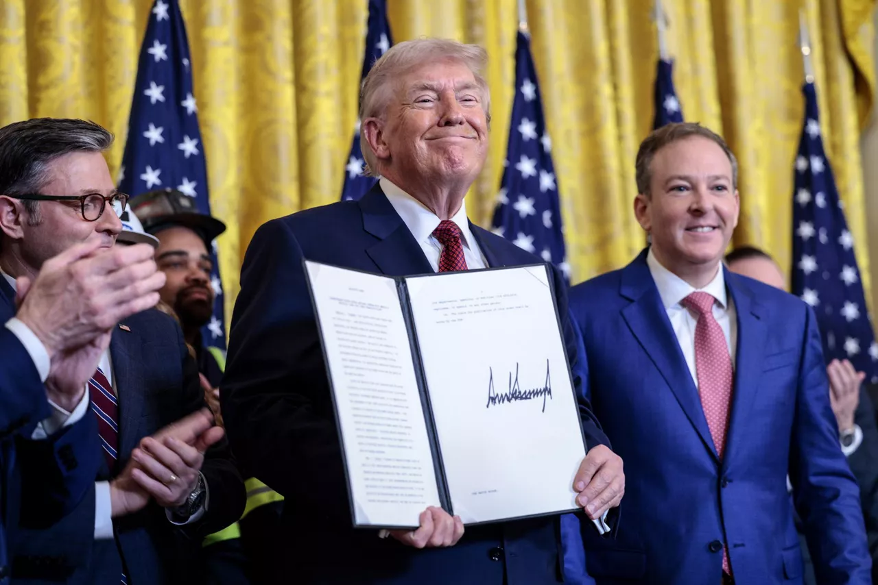 Donald Trump firma orden ejecutiva EFE