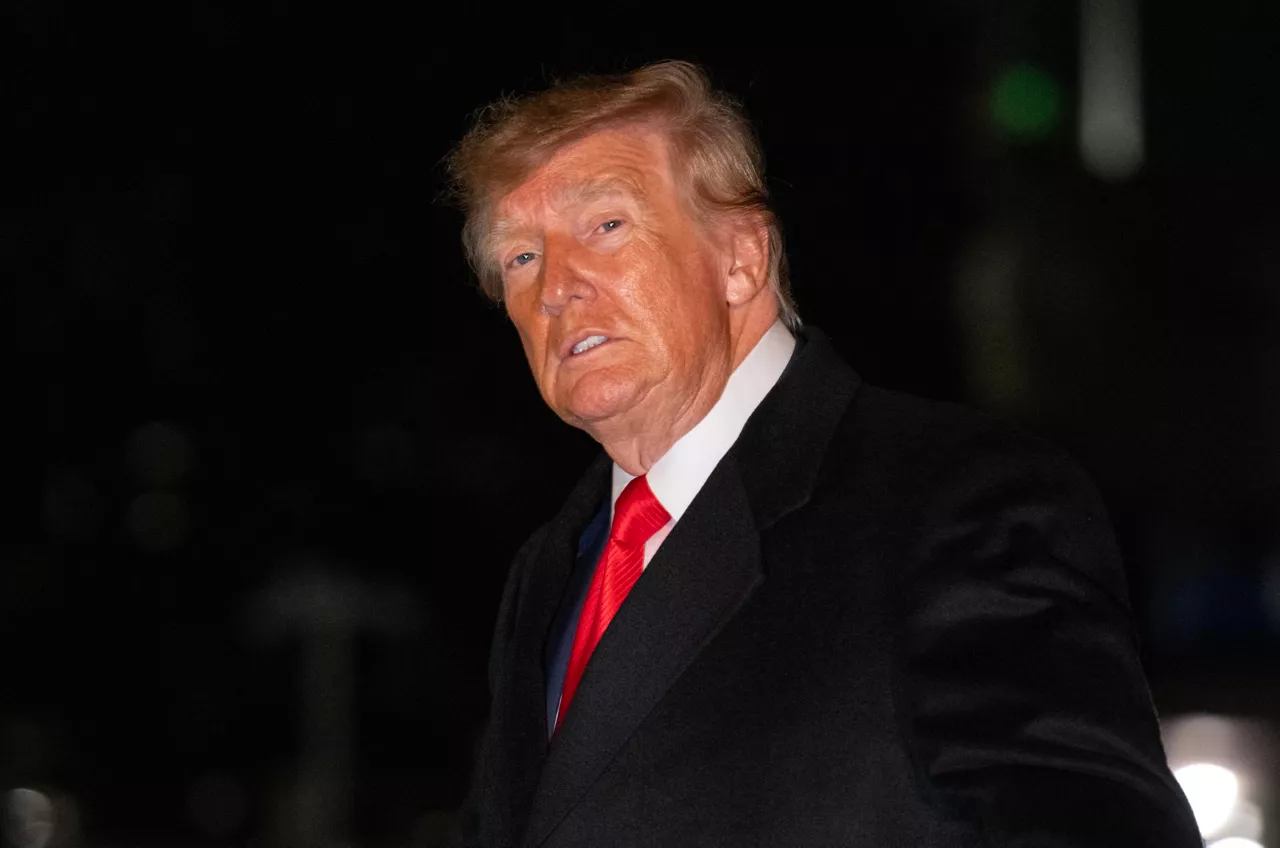 Washington (United States of America), 10/10/2026.- United States President Donald Trump arrives at the residence on the South Lawn of the White House in Washington, DC, USA, 10 October 2026. Trump is travelled to Clarksville, Tennessee, to attend a campaign rally in support of Republican candidates running in the November elections. (Elecciones, Estados Unidos) EFE/EPA/RON SACHS / POOL
