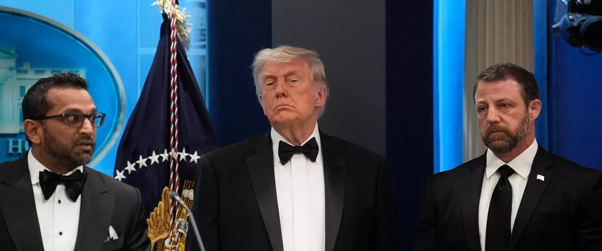 Washington (United States), 26/04/2026.- (L-R) Kash Patel, FBI Director, US President Donald J Trump, and DHS Secretary Markwayne Mullin attend to reporters in the White House Press Briefing Room after a shooting outside the Washington Hilton ballroom led to the postponement of the White House Correspondents’ Dinner in Washington, DC, USA, 25 April 2026. The alleged shooter is in custody. EFE/EPA/Yuri Gripas / POOL
