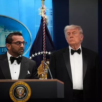 Washington (United States), 26/04/2026.- (L-R) Kash Patel, FBI Director, US President Donald J Trump, and DHS Secretary Markwayne Mullin attend to reporters in the White House Press Briefing Room after a shooting outside the Washington Hilton ballroom led to the postponement of the White House Correspondents’ Dinner in Washington, DC, USA, 25 April 2026. The alleged shooter is in custody. EFE/EPA/Yuri Gripas / POOL
