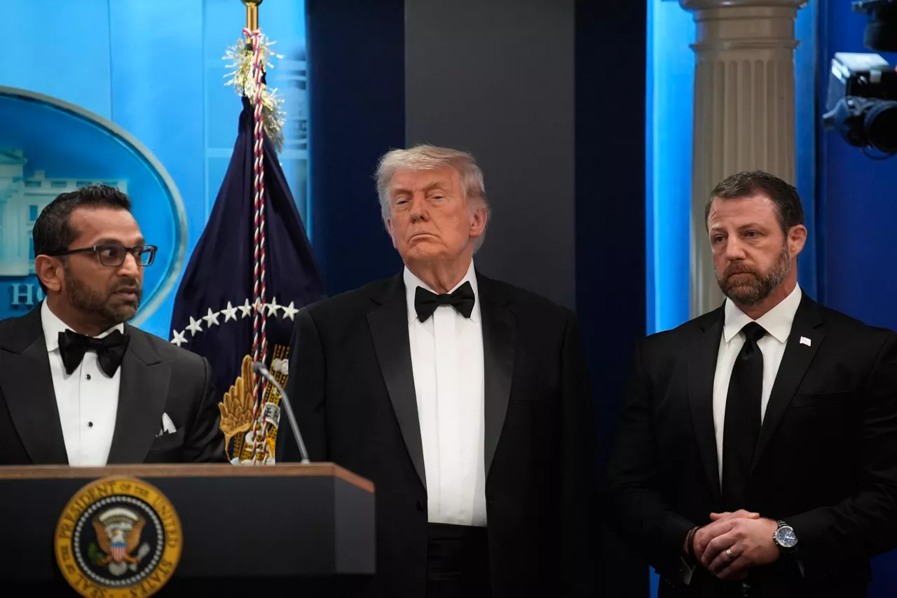 Washington (United States), 26/04/2026.- (L-R) Kash Patel, FBI Director, US President Donald J Trump, and DHS Secretary Markwayne Mullin attend to reporters in the White House Press Briefing Room after a shooting outside the Washington Hilton ballroom led to the postponement of the White House Correspondents’ Dinner in Washington, DC, USA, 25 April 2026. The alleged shooter is in custody. EFE/EPA/Yuri Gripas / POOL
