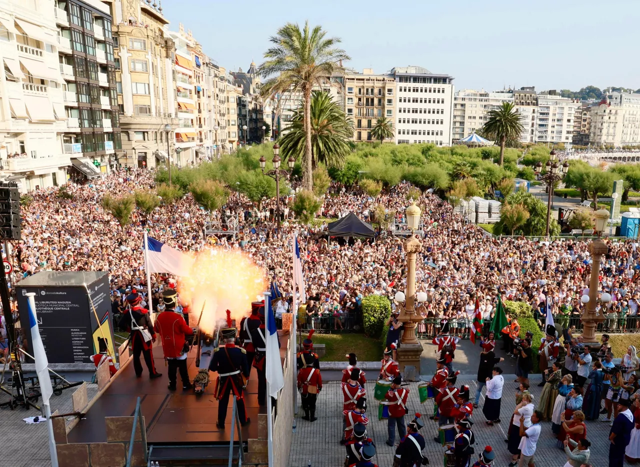 SAN SEBASTIÁN, 10/08/2024.- Comienzan hoy sábado las fiestas San Sebastián con el tradicional cañonazo lanzado desde la terraza del Ayuntamiento Donostiarra. EFE/Javi Colmenero
