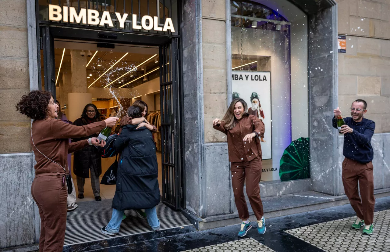 SAN SEBASTIÁN, 22/12/2025.- Trabajadoras de la sede de Bimba y Lola en San Sebastián celebran su suerte, por participaciones del 70.048, segundo premio del Sorteo Extraordinario de la Lotería de Navidad, vendidas por la empresa a la plantilla de esta firma de moda. EFE/Javier Etxezarreta
