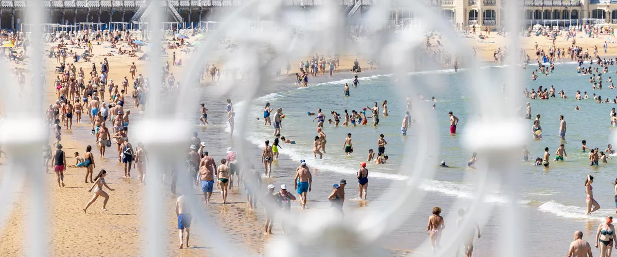 FOTODELDÍA SAN SEBASTIÁN, 17/06/2025.- Vista este martes de la playa de La Concha de San Sebastián. Los cielos en el País Vasco estarán hoy poco nubosos en el País Vasco, los vientos serán flojos y variables, aunque por la mañana se fijarán del norte, las temperaturas mínimas no variarán y las máximas experimentarán un ligero o moderado ascenso. EFE/Javier Etxezarreta
