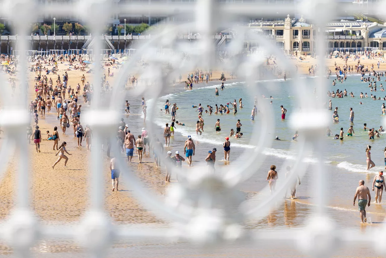 FOTODELDÍA SAN SEBASTIÁN, 17/06/2025.- Vista este martes de la playa de La Concha de San Sebastián. Los cielos en el País Vasco estarán hoy poco nubosos en el País Vasco, los vientos serán flojos y variables, aunque por la mañana se fijarán del norte, las temperaturas mínimas no variarán y las máximas experimentarán un ligero o moderado ascenso. EFE/Javier Etxezarreta

