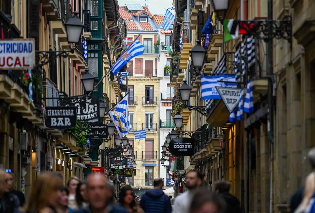 La Parte Vieja luce txuri urdin