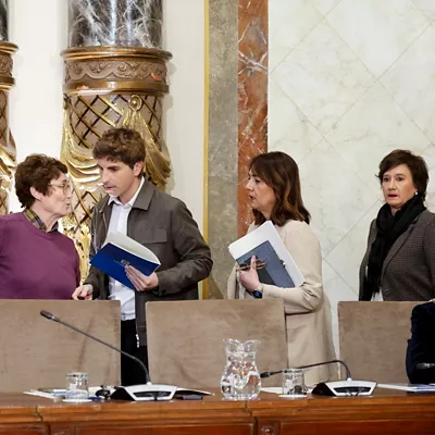 GRAFCAV9214. SAN SEBASTIÁN (ESPAÑA), 29/01/2026.- El alcalde Jon Insausti (2i), preside el pleno ordinario del Ayuntamiento de San Sebastián, en el que, entre otras cuestiones, se somete a aprobación definitiva la modificación del Plan General de Ordenación Urbana (PGOU) que limita la apertura de nuevos hoteles y pisos turísticos. EFE/Juan Herrero.
