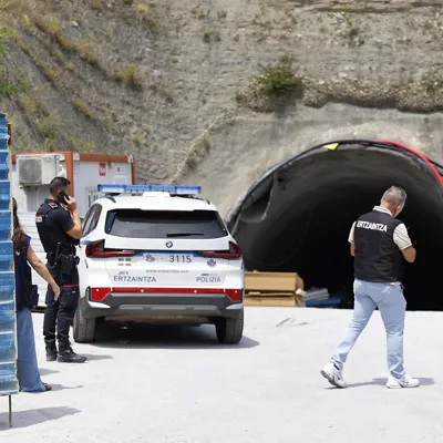 SAN SEBASTIÁN, 16/06/2026.- Un trabajador ha muerto este martes en un accidente laboral que se ha producido a las 12.10 horas en las obras ferroviarias de la pasante del 'Topo' que se construye en San Sebastián tras volcar una excavadora. Durante la ejecución de unos trabajos en el túnel, la máquina ha volcado y ha atrapado al operario que ha fallecido, ha indicado en un comunicado ETS, ente público dependiente del Gobierno Vasco. EFE/ Juan Herrero
