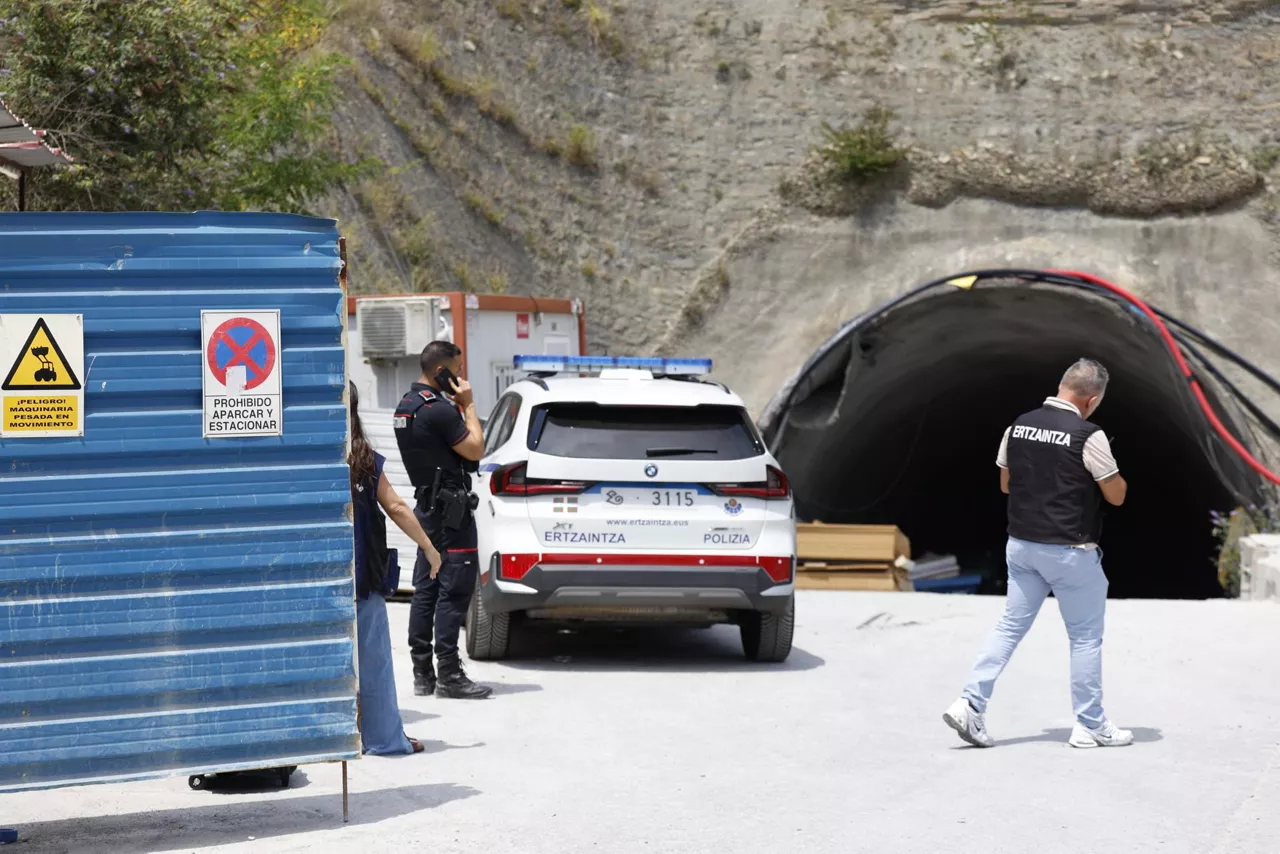 SAN SEBASTIÁN, 16/06/2026.- Un trabajador ha muerto este martes en un accidente laboral que se ha producido a las 12.10 horas en las obras ferroviarias de la pasante del 'Topo' que se construye en San Sebastián tras volcar una excavadora. Durante la ejecución de unos trabajos en el túnel, la máquina ha volcado y ha atrapado al operario que ha fallecido, ha indicado en un comunicado ETS, ente público dependiente del Gobierno Vasco. EFE/ Juan Herrero
