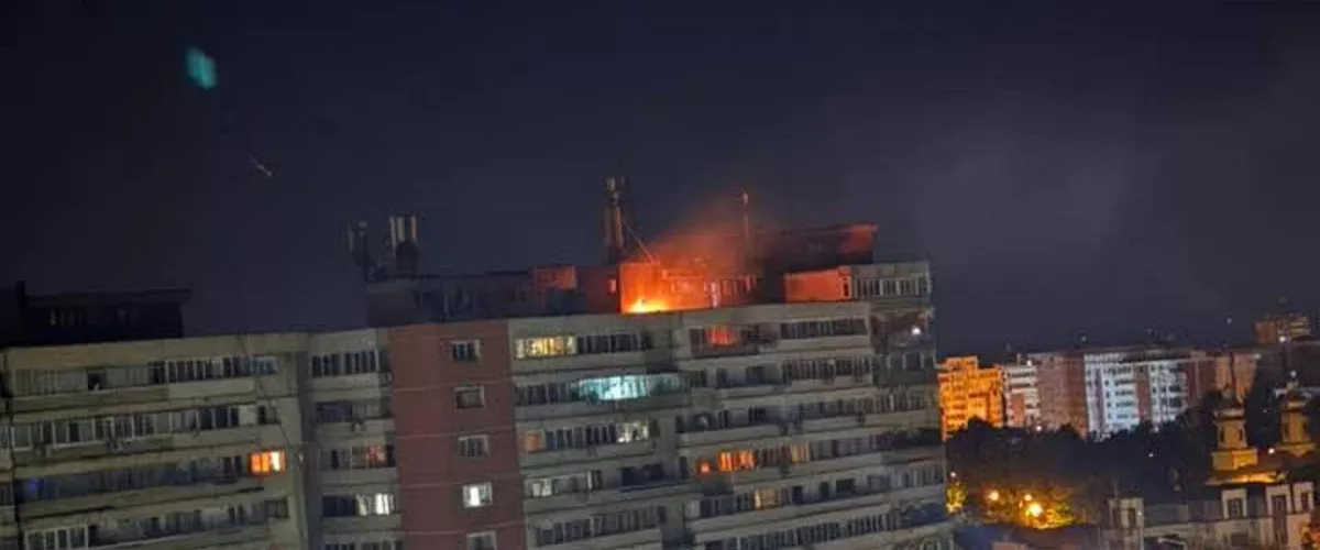 GALATI, 29/05/2026.- Un dron ruso impactó en la madrugada de este viernes contra un edificio de apartamentos en la ciudad rumana de Galati, cerca de la frontera con Ucrania, desatando un incendio que causó heridas leves a dos personas, informaron las autoridades del país balcánico. Según indicó en redes sociales la Inspección General de Situaciones de Emergencia de Rumanía, el dron impactó en el décimo piso del edificio de viviendas y su carga explosiva detonó por completo, lo que obligó a evacuar a unas 70 personas. EFE/ Ministerio de Defensa de Rumanía  - SOLO USO EDITORIAL/SOLO DISPONIBLE PARA ILUSTRAR LA NOTICIA QUE ACOMPAÑA (CRÉDITO OBLIGATORIO) -
