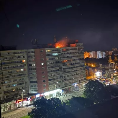 GALATI, 29/05/2026.- Un dron ruso impactó en la madrugada de este viernes contra un edificio de apartamentos en la ciudad rumana de Galati, cerca de la frontera con Ucrania, desatando un incendio que causó heridas leves a dos personas, informaron las autoridades del país balcánico. Según indicó en redes sociales la Inspección General de Situaciones de Emergencia de Rumanía, el dron impactó en el décimo piso del edificio de viviendas y su carga explosiva detonó por completo, lo que obligó a evacuar a unas 70 personas. EFE/ Ministerio de Defensa de Rumanía  - SOLO USO EDITORIAL/SOLO DISPONIBLE PARA ILUSTRAR LA NOTICIA QUE ACOMPAÑA (CRÉDITO OBLIGATORIO) -
