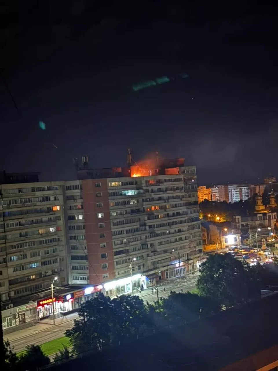 GALATI, 29/05/2026.- Un dron ruso impactó en la madrugada de este viernes contra un edificio de apartamentos en la ciudad rumana de Galati, cerca de la frontera con Ucrania, desatando un incendio que causó heridas leves a dos personas, informaron las autoridades del país balcánico. Según indicó en redes sociales la Inspección General de Situaciones de Emergencia de Rumanía, el dron impactó en el décimo piso del edificio de viviendas y su carga explosiva detonó por completo, lo que obligó a evacuar a unas 70 personas. EFE/ Ministerio de Defensa de Rumanía  - SOLO USO EDITORIAL/SOLO DISPONIBLE PARA ILUSTRAR LA NOTICIA QUE ACOMPAÑA (CRÉDITO OBLIGATORIO) -
