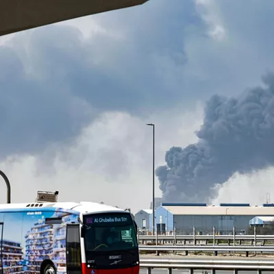 DUBAI (United Arab Emirates), 01/03/2026.- Thick black smoke billows into the air above the Jebel Ali port after getting struck by debris from an Iranian intercepted missile, in Dubai, United Arab Emirates, 01 March 2026. Iran launched retaliatory aerial attacks in the region following an earlier joint Israel-US military operation targeting multiple locations across Iran in the early hours of 28 February 2026. (Emiratos Árabes Unidos) EFE/EPA/STRINGER
