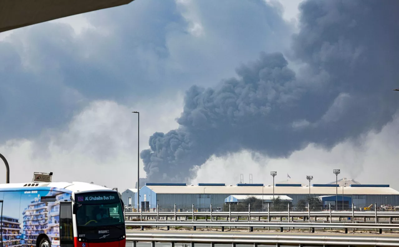 DUBAI (United Arab Emirates), 01/03/2026.- Thick black smoke billows into the air above the Jebel Ali port after getting struck by debris from an Iranian intercepted missile, in Dubai, United Arab Emirates, 01 March 2026. Iran launched retaliatory aerial attacks in the region following an earlier joint Israel-US military operation targeting multiple locations across Iran in the early hours of 28 February 2026. (Emiratos Árabes Unidos) EFE/EPA/STRINGER
