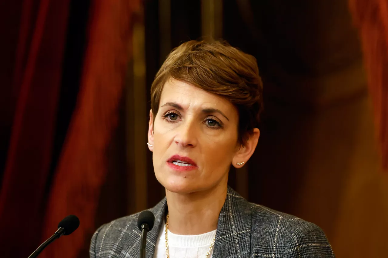 PAMPLONA, 09/01/2026.- La presidenta del Gobierno de Navarra María Chivite durante su intervención tras la toma de posesión de Javier Remírez e Inmaculada Jurío como vicepresidente primero y consejero de Presidencia e Igualdad y como consejera de Interior, Función Pública y Justicia del Gobierno de Navarra, respectivamente en un acto celebrado en el Palacio de Navarra presidido por . Ambos, miembros de la Ejecutiva del PSN-PSOE, regresan al Gobierno Foral tras la decisión de la presidenta de Navarra de cesar a Félix Taberna y Amparo López con el objetivo, según ha indicado la propia María Chivite, de "preservar la estabilidad y afrontar con un nuevo impulso político y de gestión el último tramo de la presente legislatura”. EFE/ Jesús Diges
