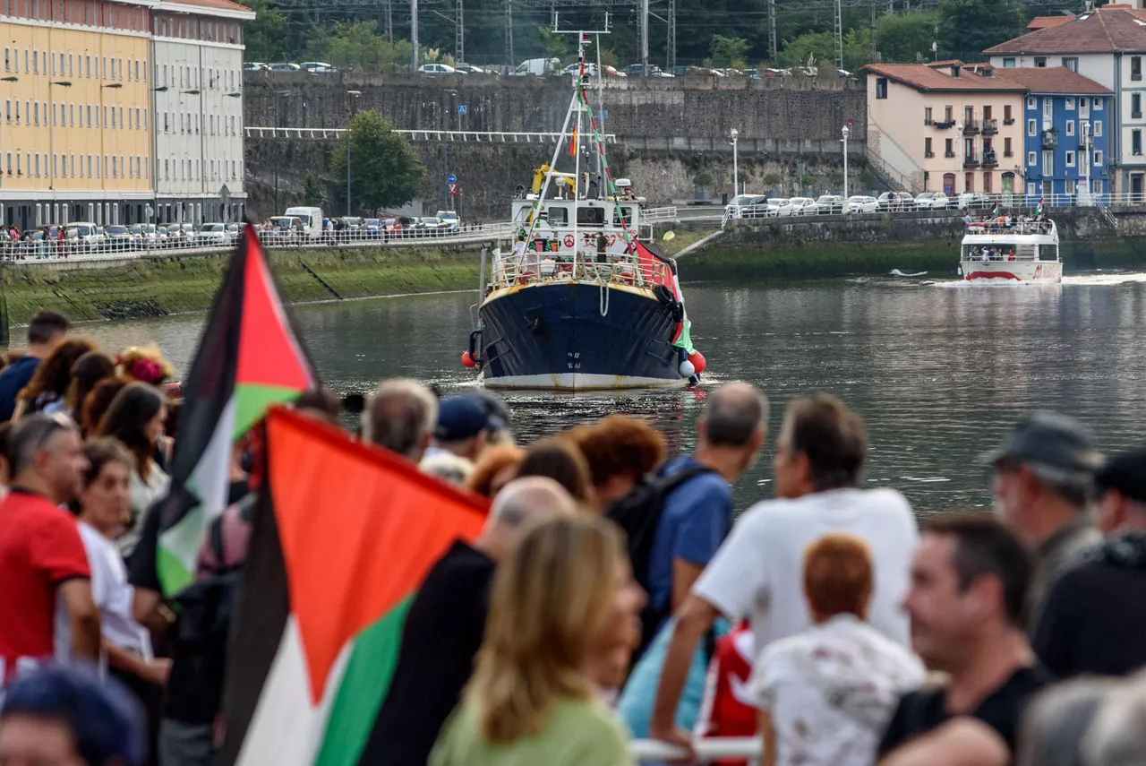 PORTUGALETE (BIZKAIA), 05/09/2026.- Colectivos sociales en solidaridad con Palestina dan la bienvenida y acompañan a uno de los barcos que forman la 'Freedom Flotilla' (Flotilla de la Libertad) con destino a Gaza, este sábado en Portugalete (Bizkaia).- EFE/Javier Zorrilla
