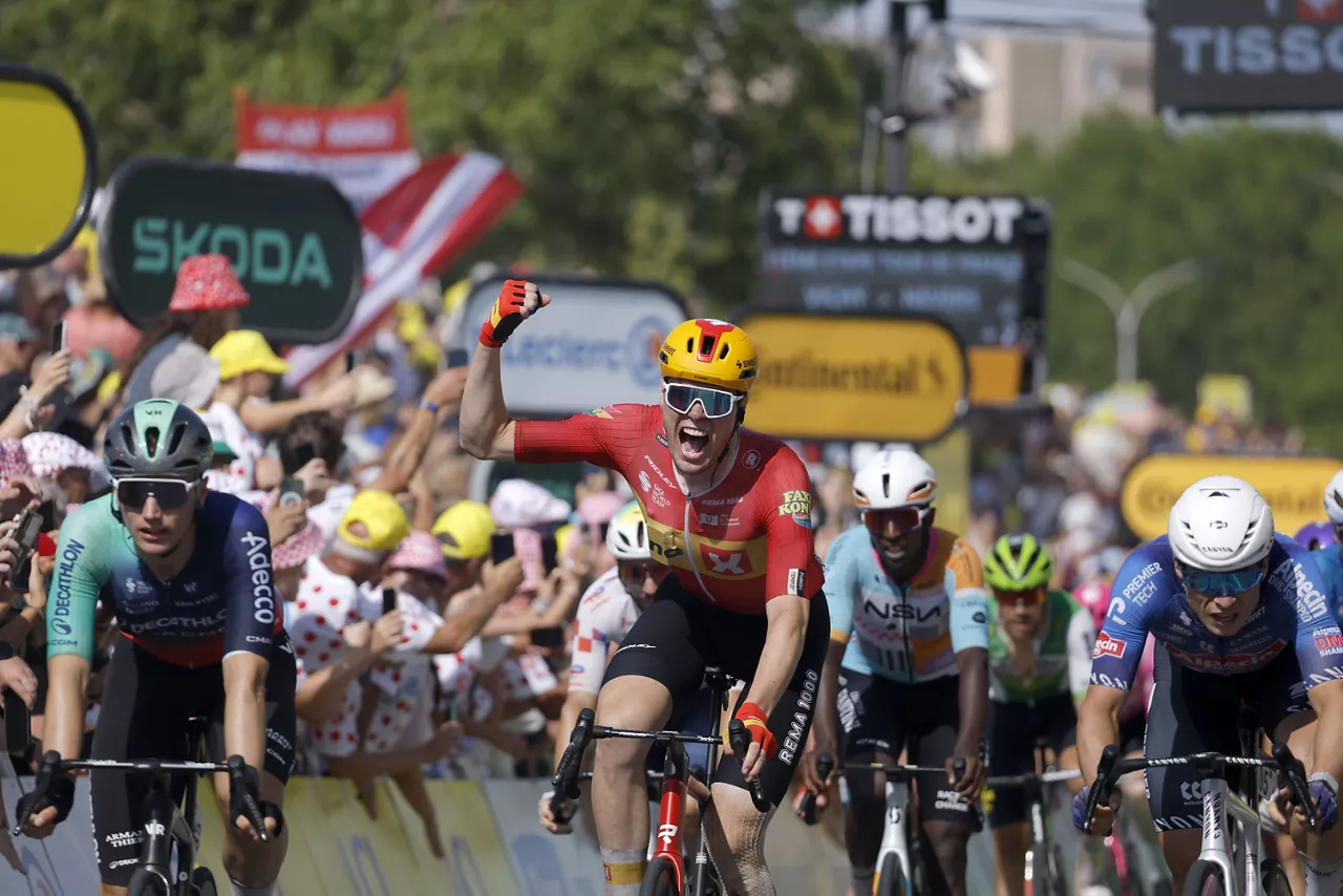 NEVERS (France), 15/07/2026.- Norwegian cyclist Soren Waerenskjold (C) of Uno-X Mobility celebrates as he crosses the finish line ahead of Dutch cyclist Olav Kooij (L) of Decathlon CMA CGM Team and Belgian cyclist Jasper Philipsen (R) of Alpecin-Premier Tech to win Stage 11 of the Tour de France, a 161.3 km route from Vichy to Nevers, France, 15 July 2026. (Ciclismo, Decatlón, Francia) EFE/EPA/GUILLAUME HORCAJUELO
