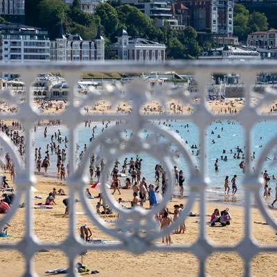 SAN SEBASTIÁN, 22/05/2026.- Vista de la playa de La Concha de San Sebastián, este viernes, donde de nuevo se han superado los 30º. EFE/Javier Etxezarreta
