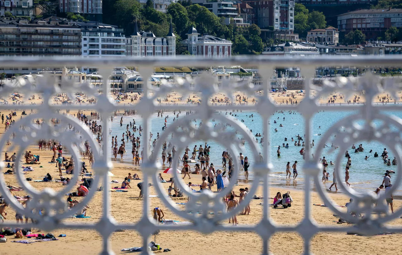 SAN SEBASTIÁN, 22/05/2026.- Vista de la playa de La Concha de San Sebastián, este viernes, donde de nuevo se han superado los 30º. EFE/Javier Etxezarreta
