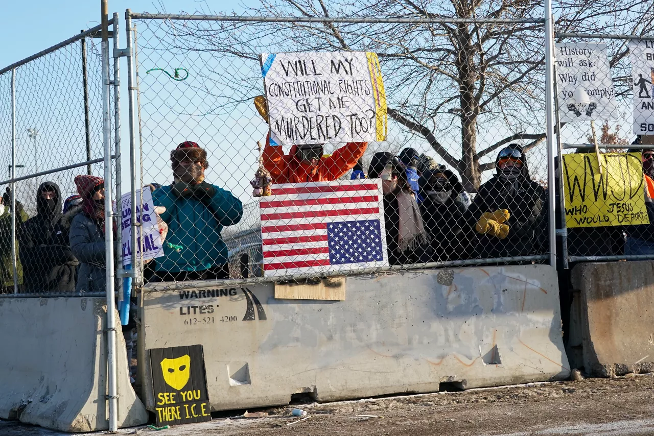 MINNEAPOLIS (United States), 26/01/2026.- Protesters taught federal officers as they leave the Henry Whipple Federal Building, which houses ICE offices and a detention center, the day after Alex Pretti was fatally shot by federal agents in south Minneapolis, Minnesota, USA, 24 January 2026. Pretti is the second person killed by federal officers in Minneapolis this month. EFE/EPA/CRAIG LASSIG
