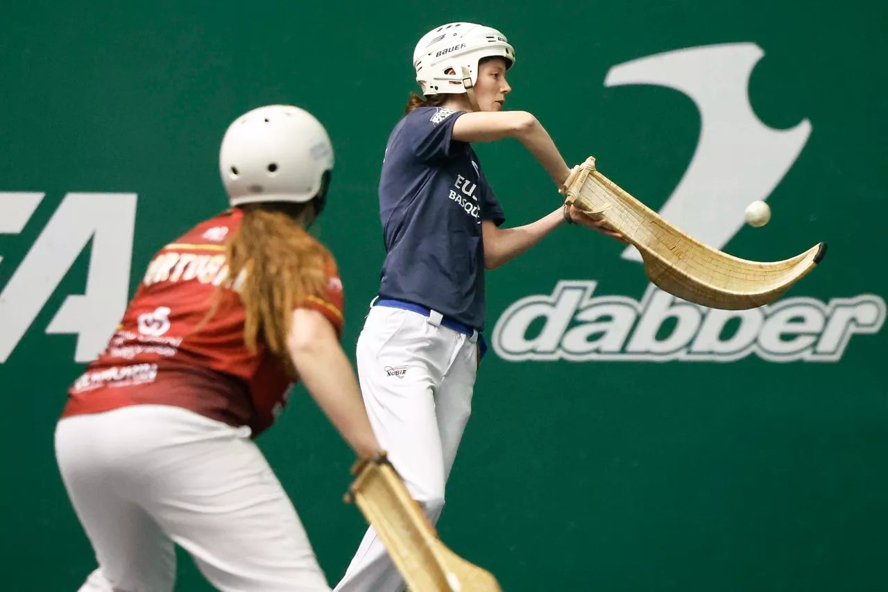 BARAKALDO (BIZKAIA), 27/11/2025.- La pelotari francesa Aude Laugie (Azul) se ha impuesto a la portuguesa Inés de Sousa (Rojo) durante la quinta jornada de la I Liga de Naciones en frontón de 36 metros, torneo de la Federación Internacional de Pelota Vasca (FIPV) que se disputa en Bilbao y Barakaldo del 23 al 29 de noviembre con la participación de diez selecciones. EFE/ Miguel Toña
