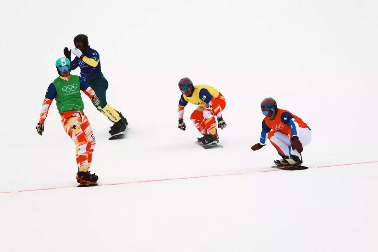 LIVIGNO (Italy), 12/02/2026.- (L-R) Lucas Eguibar Breton of Spain, Adam Lambert of Australia, Allvaro Romero Villanueva of Spain and Loan Bozzolo of France compete in the Men's Snowboard Cross 1/8 final of the Snowboarding competitions at the Milano Cortina 2026 Winter Olympic Games, in Livigno, Italy, 12 February 2026. (Francia, Italia, España) EFE/EPA/ALEX PLAVEVSKI
