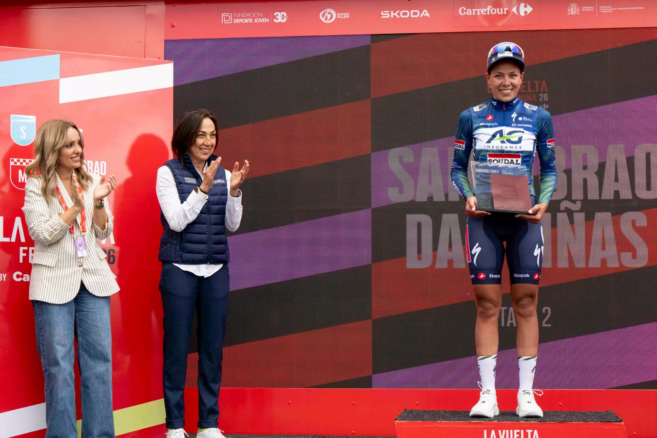 GRAF7100. SAN CIBRAO DAS VIÑAS (OURENSE), 04/05/2026.- La belga Shari Bossuyt (AG Insurance-Soudal) celebra su victoria en la segunda etapa de la Vuelta ciclista a España femenina, de 109,8 kilómetros entre Lobios-San Cibrao das Viñas, en la provincia de Orense. Bossuyt (AG Insurance-Soudal), se emocionó en la meta de San Cibrao das Viñas celebrando su "inesperada" primera gran victoria en una grande por etapas, en este caso la Vuelta a España. "No esperaba ganar hoy, porque iba muy atrás en la subida. Pero recuperé muchas posiciones en el descenso y llegué con mucha velocidad, y creo que nadie se lo esperaba”, dijo Bossuyt.EFE/ Brais Lorenzo
