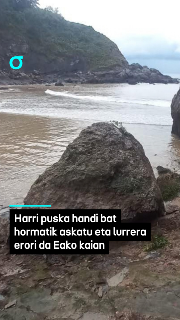 Harri puska handi bat hormatik askatu eta lurrera erori da Eako kaian