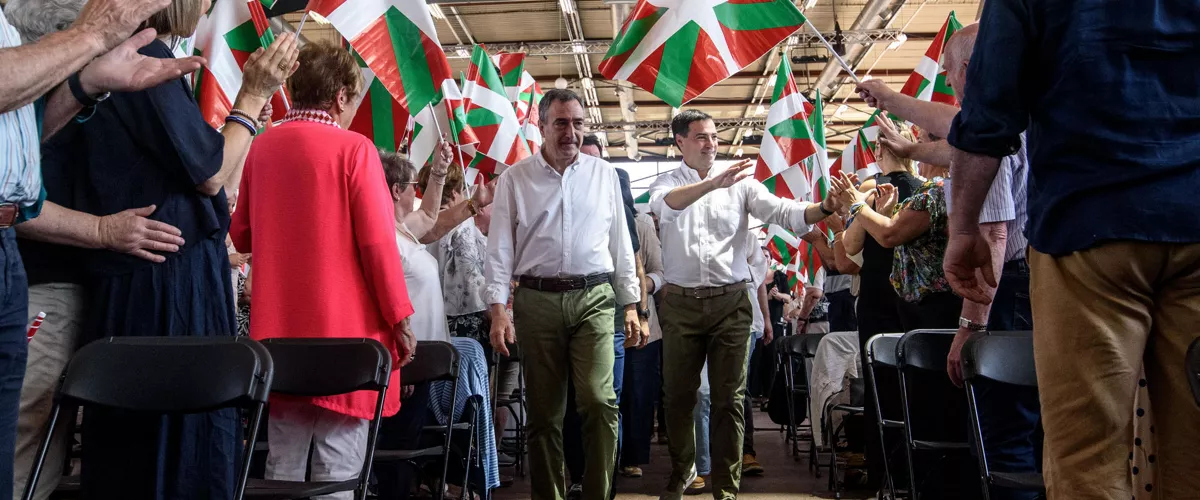 DURANGO, 24/05/2026.- El presidente del PNV, Aitor Esteban (i) y el lehendakari Imanol Pradales (d), saludan en su llegada al mitin que el PNV ha organizado este domingo en Durango, Bizkaia, con el lema 'Aurrera Diharduen Indarra', “La fuerza que sigue adelante”, a un año de las elecciones municipales y forales. EFE/Javier Zorrilla
