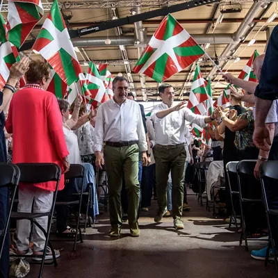 DURANGO, 24/05/2026.- El presidente del PNV, Aitor Esteban (i) y el lehendakari Imanol Pradales (d), saludan en su llegada al mitin que el PNV ha organizado este domingo en Durango, Bizkaia, con el lema 'Aurrera Diharduen Indarra', “La fuerza que sigue adelante”, a un año de las elecciones municipales y forales. EFE/Javier Zorrilla
