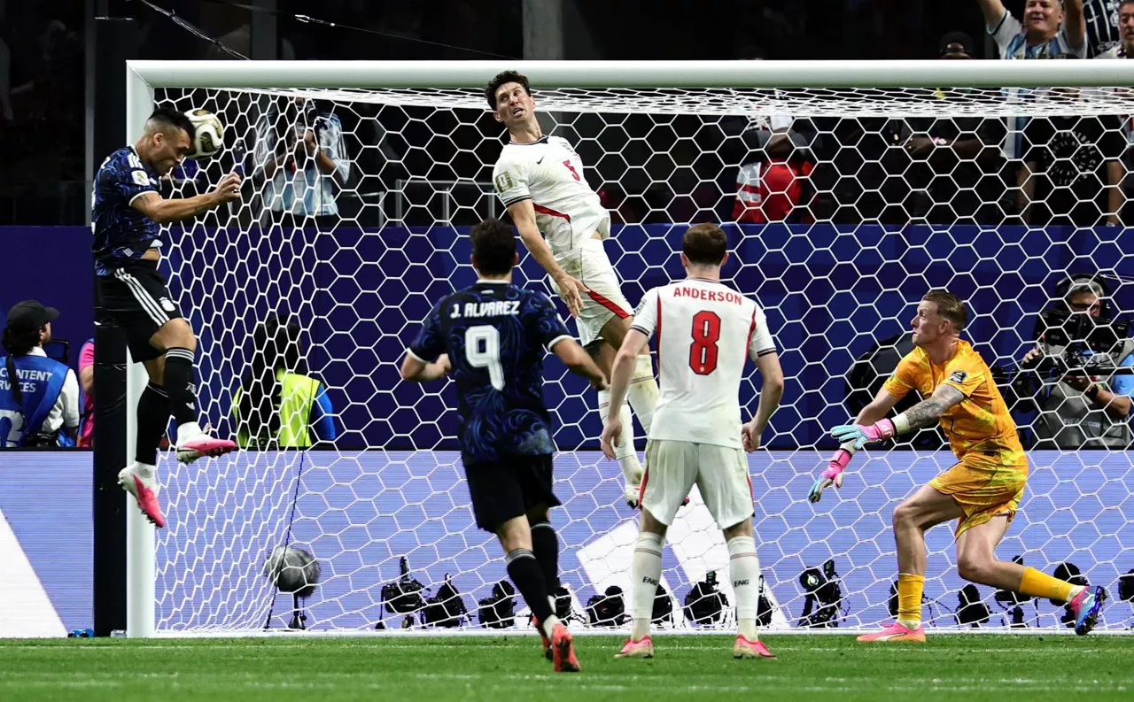 ATLANTA (United States), 15/07/2026.- Lautaro Martinez of Argentina (L) scores the 2-1 during the FIFA World Cup 2026 semifinals match England against Argentina, in Atlanta, USA, 15 July 2026. EFE/EPA/RONALD WITTEK
