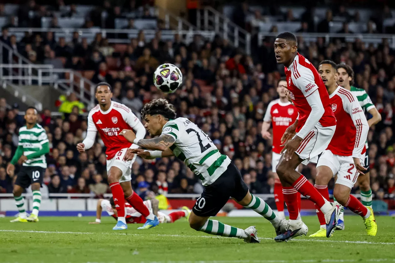 LONDON (United Kingdom), 15/04/2026.- Maximiliano Araujo of Sporting (C) in action during the UEFA Champions League quarter-finals, 2nd leg match between Arsenal and Sporting Clube de Portugal in London, Britain, 15 April 2026. (Liga de Campeones, Reino Unido, Londres) EFE/EPA/TOLGA AKMEN
