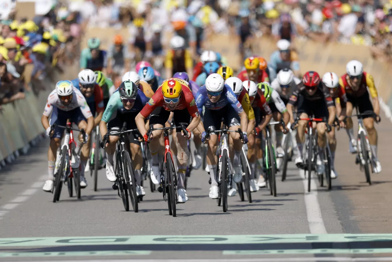 NEVERS (France), 15/07/2026.- Norwegian cyclist Soren Waerenskjold (C-L) of Uno-X Mobility in action to cross the finish line and win Stage 11 of the Tour de France, a 161.3 km route from Vichy to Nevers, France, 15 July 2026. (Ciclismo, Francia) EFE/EPA/YOAN VALAT
